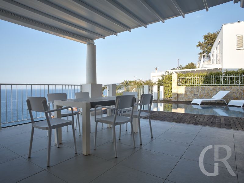 villa-salina-essplatz-auf-der-terrasse-mit-meerblick.jpg