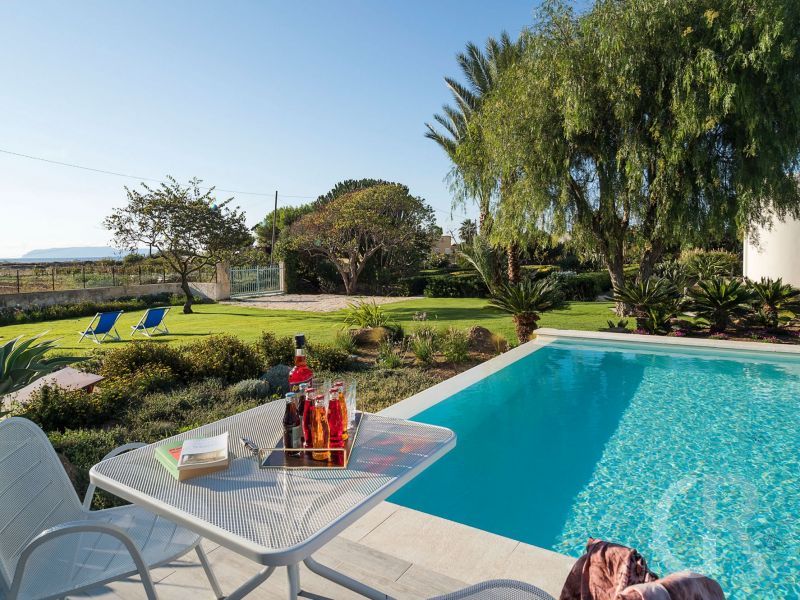 villa-salinella-pool-mit-tisch.jpg