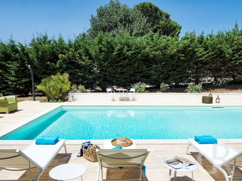 villa-san-ciro-sonnenliegen-am-pool.jpg