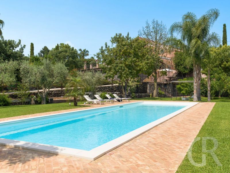 villa-saracina-pool-und-rasen.jpg