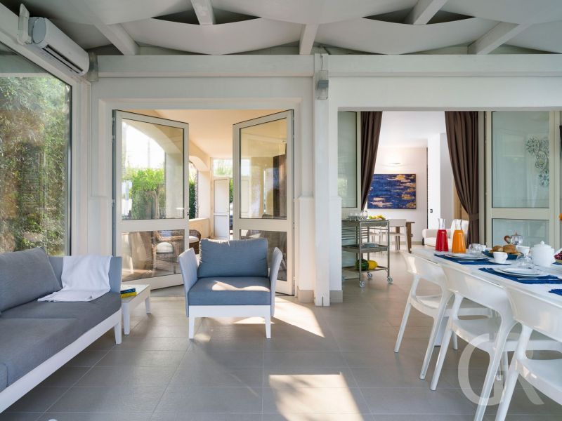 villa-stella-maris-wohnzimmer-mit-esstisch.jpg