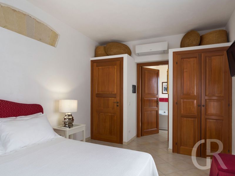 villa-tangi-schalfzimmer-mit-schrank.jpg