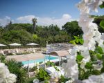 villa-timparosa-pool-mit-sonnenliegen.jpg