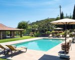 villa-viagrande-am-pool-sonnenliegen.jpg