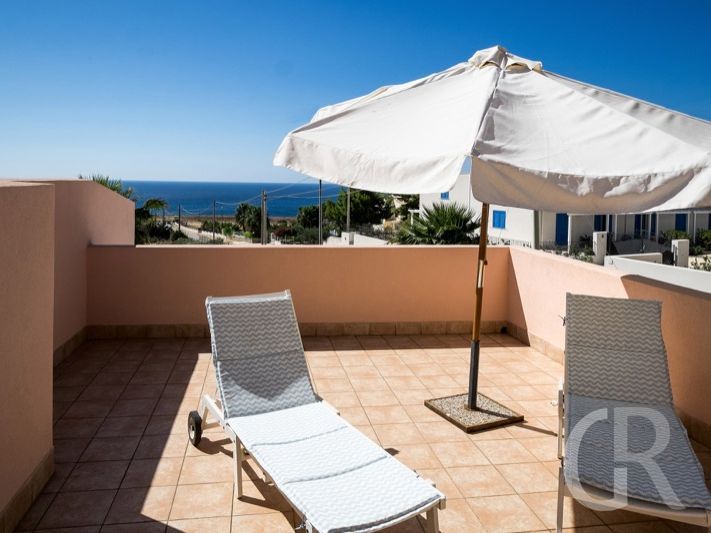 casa-levante-sonnenliege-auf-der-dachterrasse-mit-blick-auf-das-meer.jpg