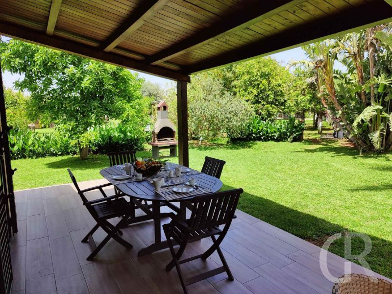 casa-limoni-esstisch-auf-der-terrasse.jpg