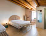 casa-ninetta-blick-aufs-doppelbett.jpg