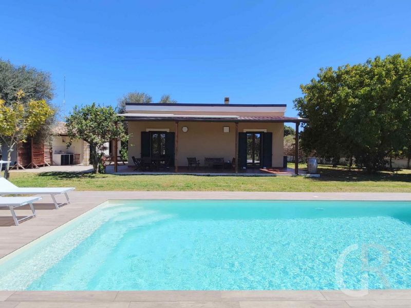 casa-pergola-blick-auf-haus-und-pool.jpg