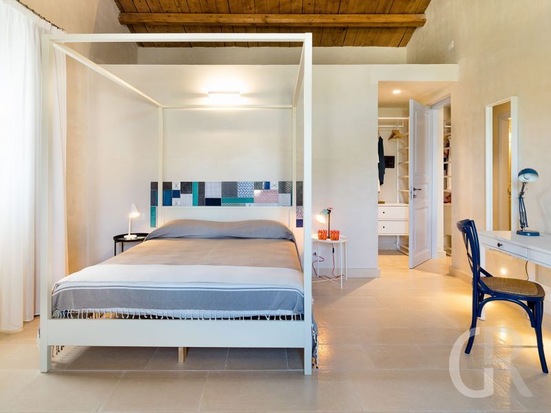 ferienhaus-dimora-pura-grosses-doppelbett.jpg