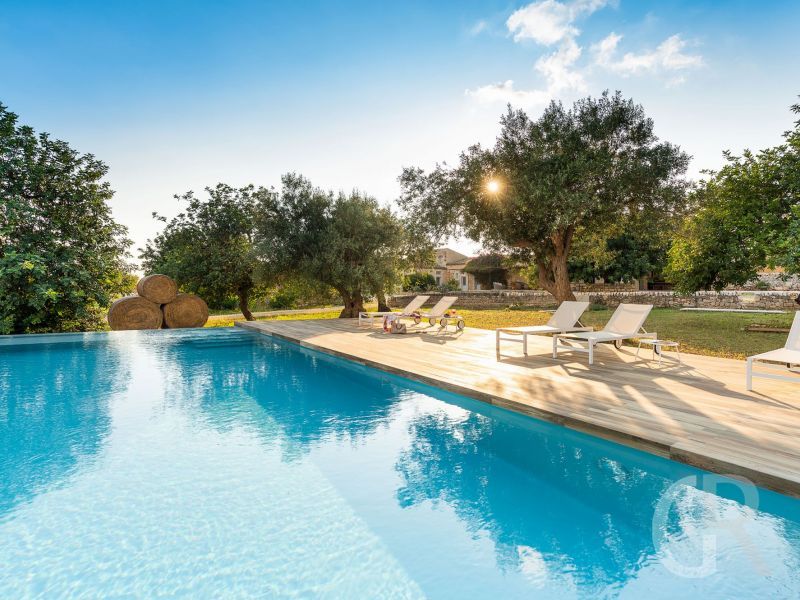 ferienhaus-dimora-pura-schwimmbad-mit-sonnenliegen.jpg