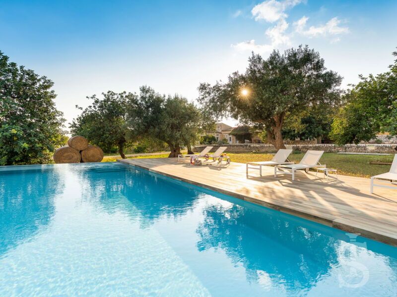 ferienhaus-dimora-pura-schwimmbad-mit-sonnenliegen.jpg
