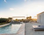 ferienhaus-hybla-pool-mit-sonnenliegen.jpg