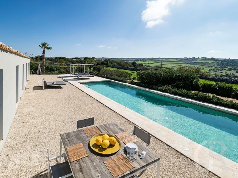 ferienhaus-hybla-tisch-am-pool.jpg