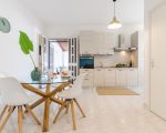 ferienhaus-kairos-kueche-mit-esstisch.jpg
