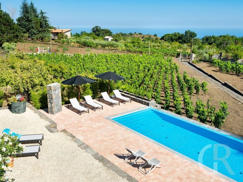 ferienhaus-la-rosa-pool-mit-sonnenterrasse.jpg