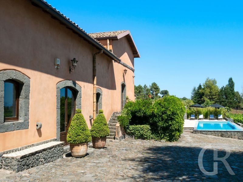 ferienhaus-la-rosa-villa-und-pool-im-hintergrund.jpg