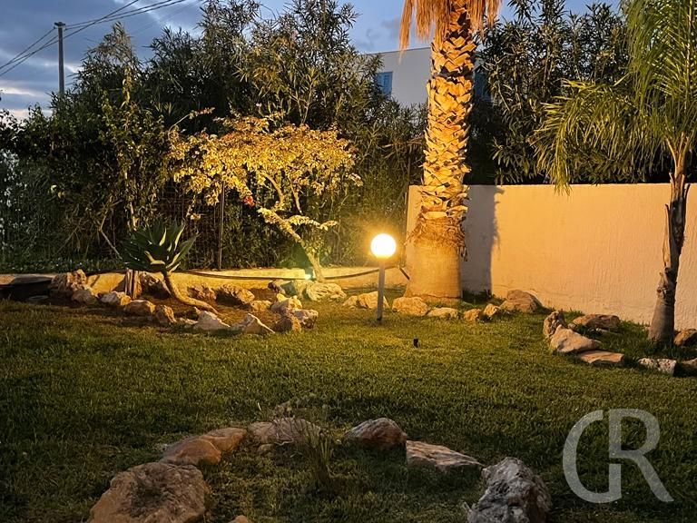 ferienhaus-levante-garten-am-abend.jpg