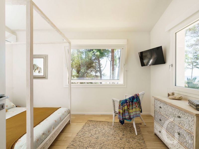 ferienhaus-marinella-helles-schlafzimmer.jpg