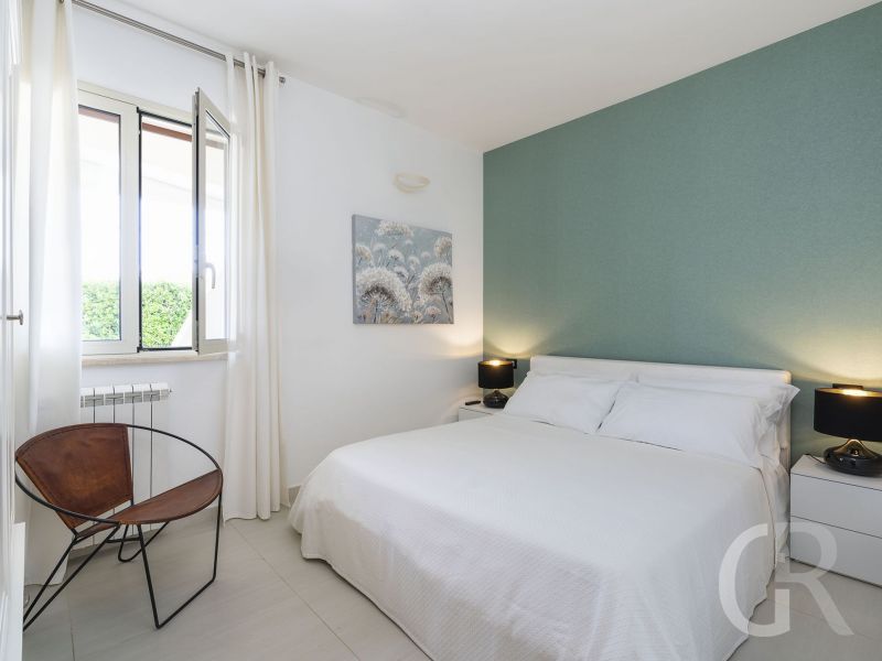 ferienhaus-stella-maris-weissses-doppelbett.jpg