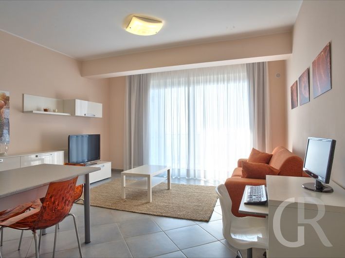 ferienwohnung-arance-wohnzimmer-mit-esstisch.jpg