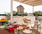 ferienwohnung-aurispa-gedeckter-terrassentisch.jpg