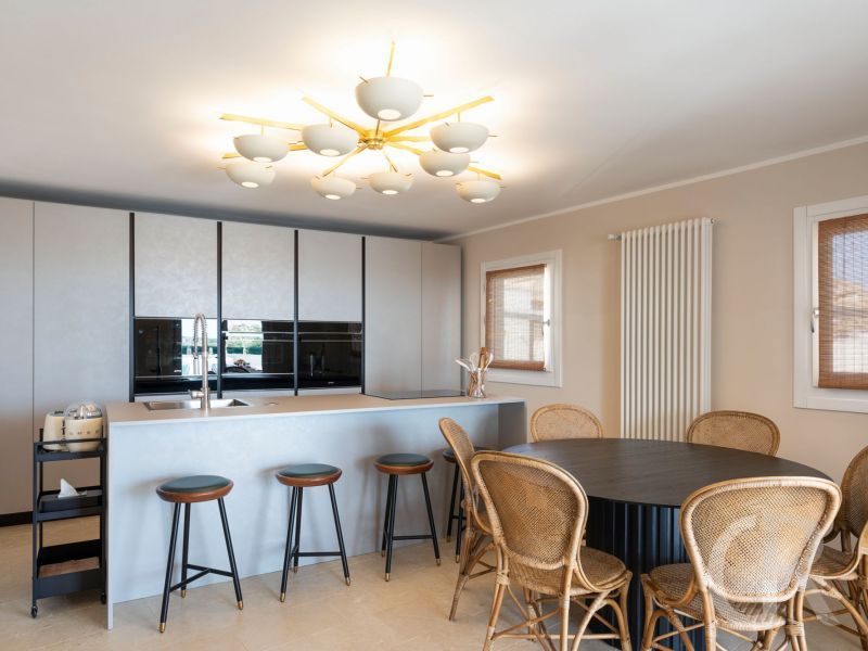 ferienwohnung-aurispa-kueche-mit-esstisch.jpg