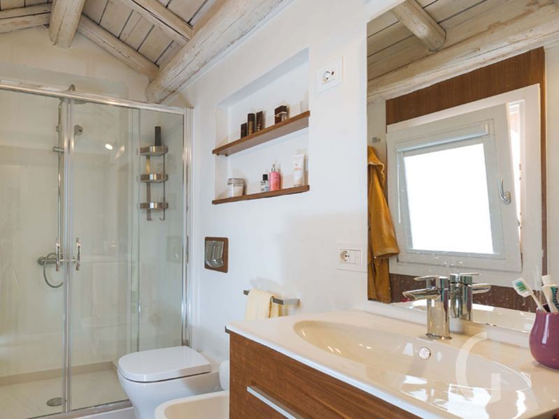 ferienwohnung-badezimmer-mit-dusche.jpg