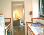 ferienwohnung-cafisi-durchgang-von-der-kueche-zum-wohnzimmer.jpg