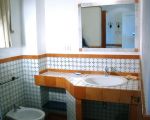 ferienwohnung-cafisi-waschbecken-und-spiegel.jpg