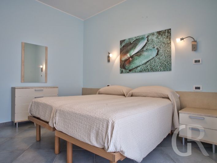 ferienwohnung-cobalto-schlafzimmer-mit-doppelbett.jpg