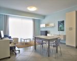 ferienwohnung-cobalto-wohnzimmer-mit-esstisch.jpg