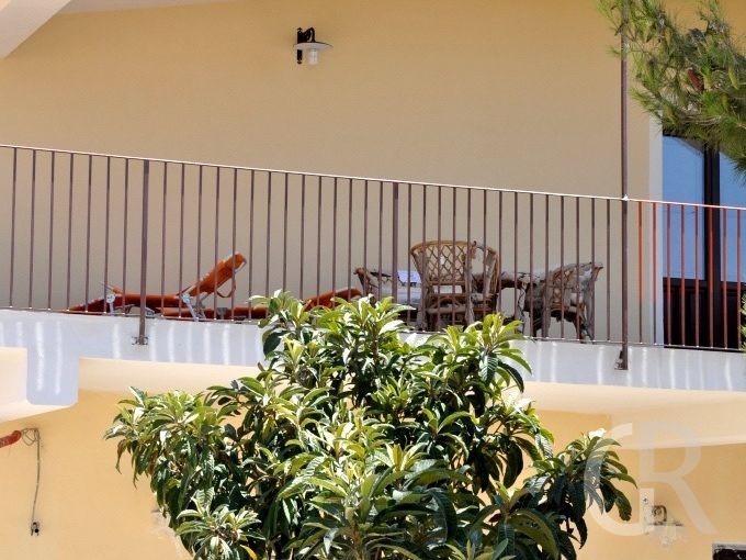 ferienwohnung-corrado-blick-von-der-strasse-auf-die-terrasse.JPG
