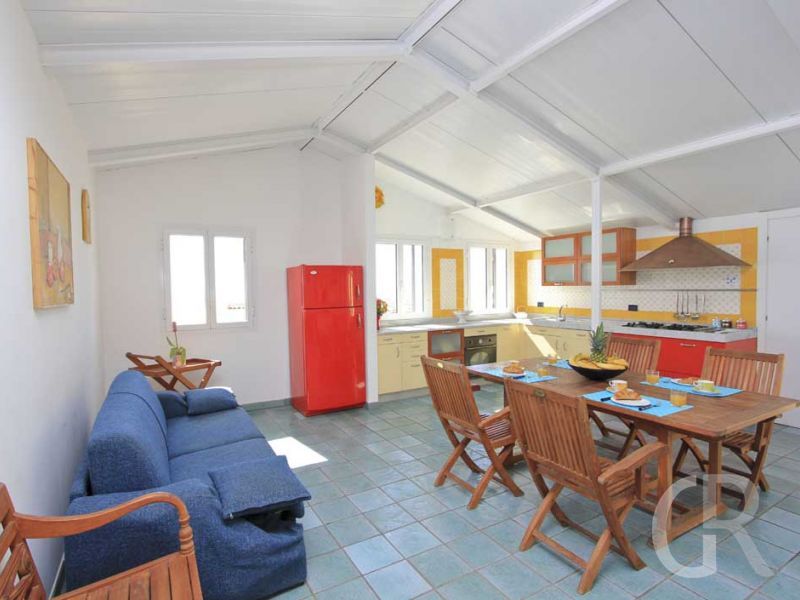 ferienwohnung-dedalo-wohnbereich-mit-sofa-und-esstisch.jpg