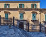 ferienwohnung-enea-blick-von-der-domtreppe-auf-den-palazzo.jpg