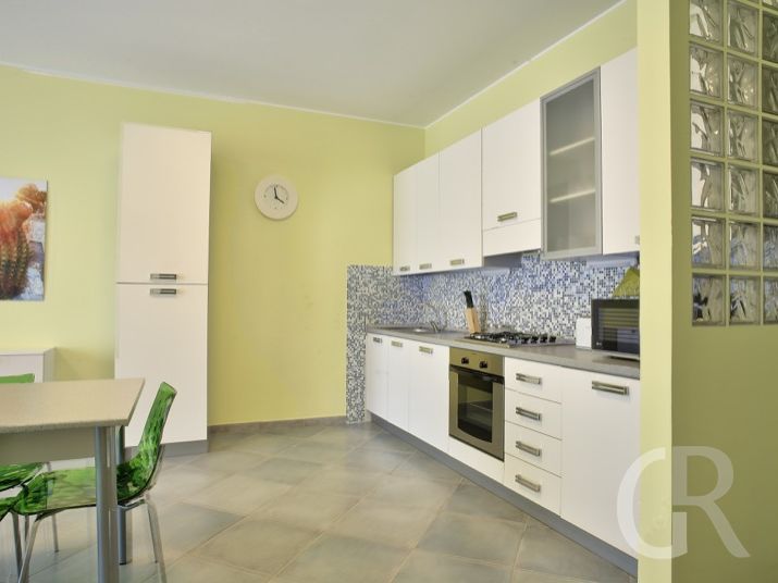 ferienwohnung-pistacchio-kuechenzeile-mit-esstisch.jpg