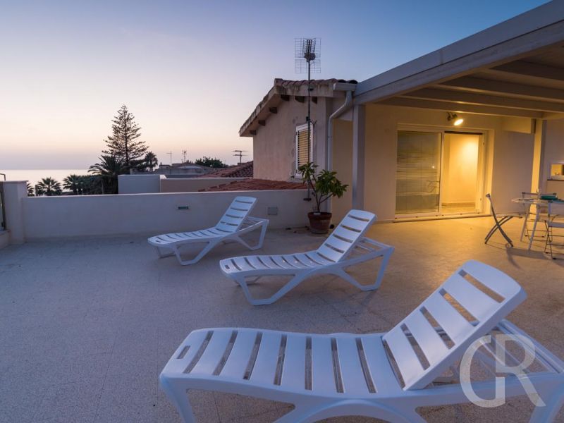 ferienwohnung-pitagora-daemmerung-auf-der-dachterrasse.jpg