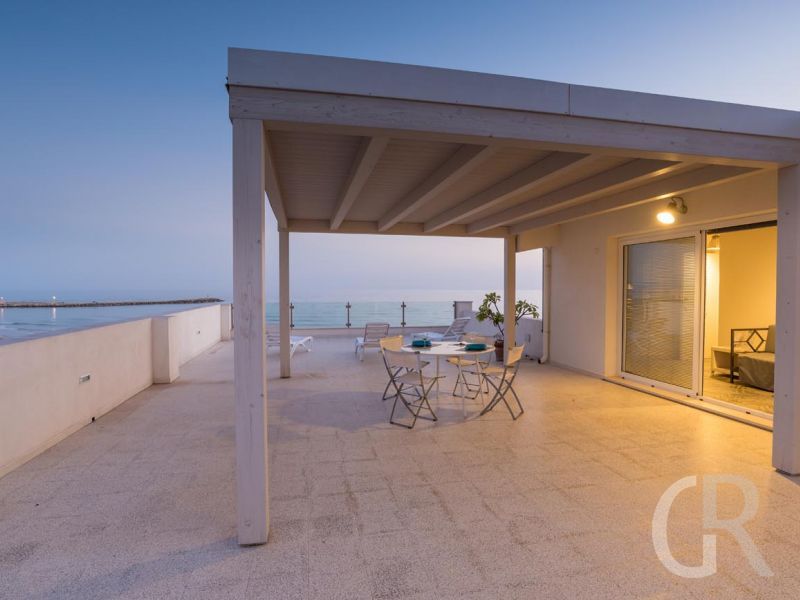 ferienwohnung-pitagora-terrasse-bei-daemmerung.jpg