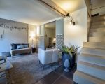 ferienwohnung-platone-wohnraum-und-treppe.jpg