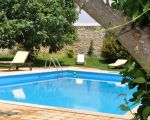 ferienwohnung-roccazzo-sonnenliegen-am-pool.jpg