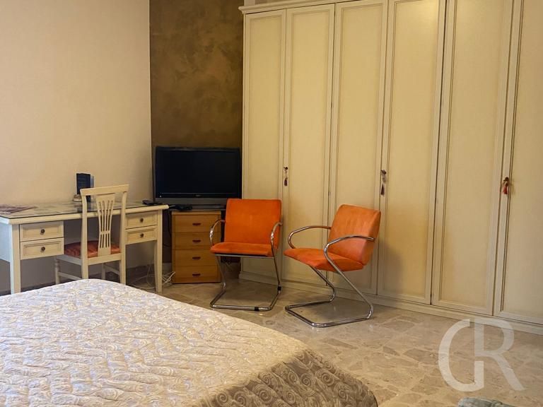 ferienwohnung-rosaschlafraum-mit-schrank.jpg