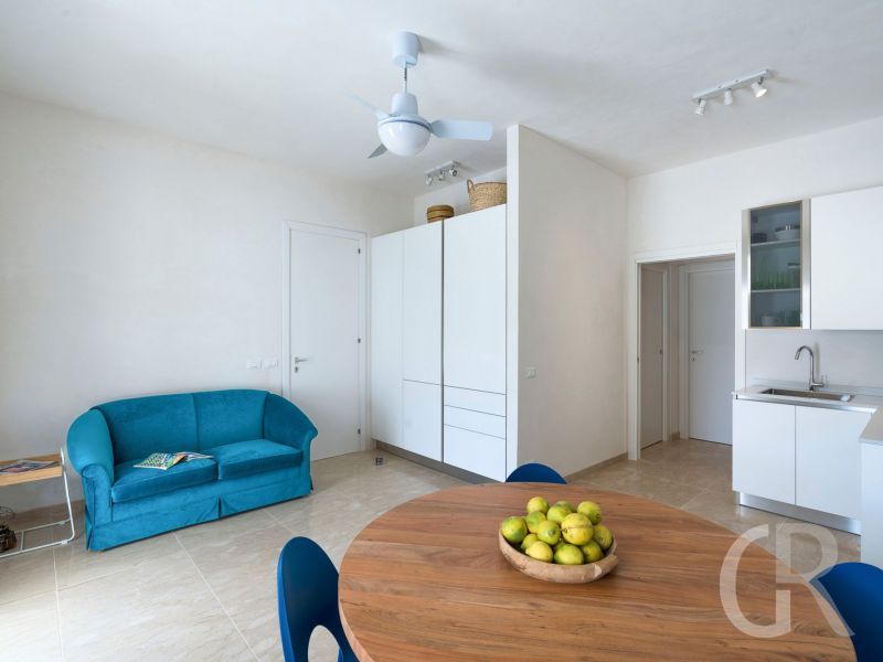ferienwohnung-siesta-wohnkueche-mit-sofa.jpg