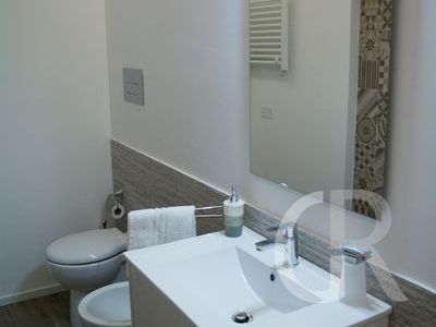 ferienwohnung-veranda-sul-mare-modernes-badezimmer.jpg