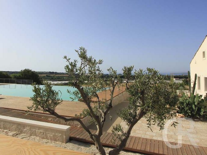 ferienwohnungen-blick-auf-pool.jpg
