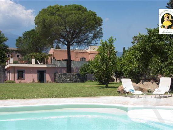 ferienwohnungen-im-agriturismo-pool-mit-sonnenliegen.jpg