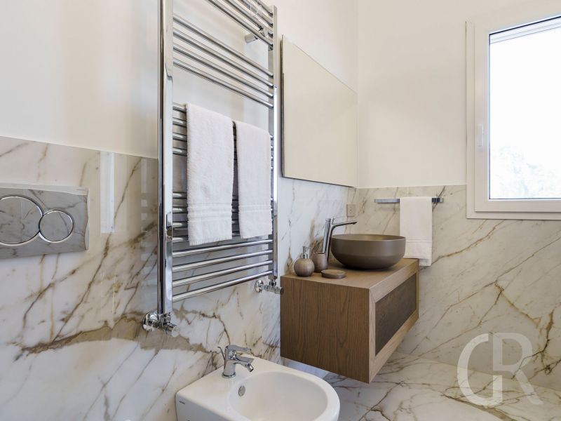 gran-tour-badezimmer-mit-spiegel-und-waschbecken.jpg