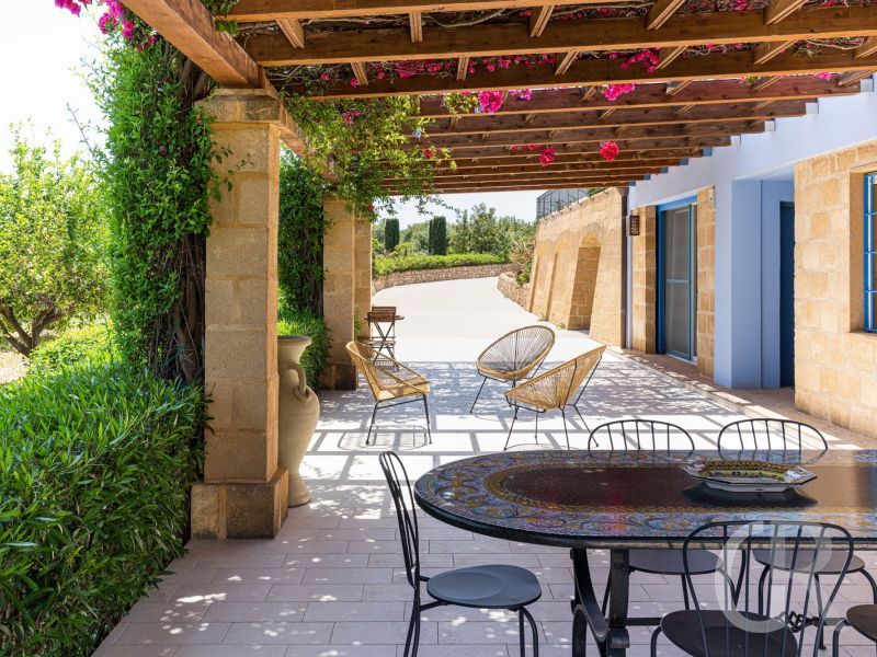 pigna-blue-terrasse-mit-tisch.jpg