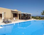 pool-mit-blick-auf-das-haus.jpg