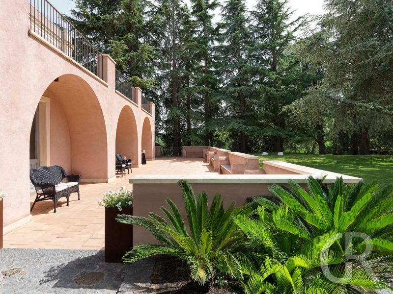tenuta-contea-aussenanlage-mit-terrasse.jpg
