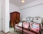villa-al-faro-san-vito-schlafraum-mit-doppelbett.jpg