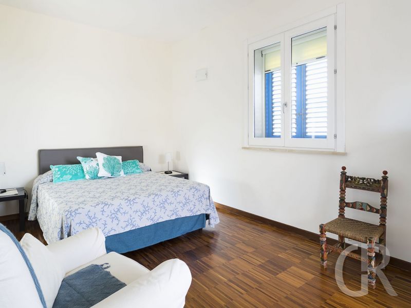 villa-ala-doppelbett-im-schlafraum.jpg